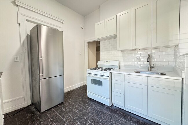 Building Photo - 2 W 130th St