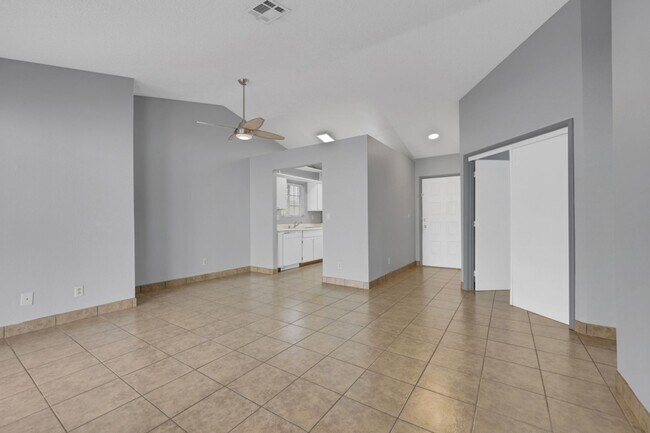 Building Photo - Single story 2 bedroom