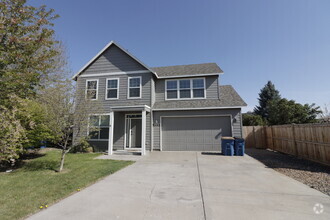 Building Photo - 1432 NW Spruce Ct
