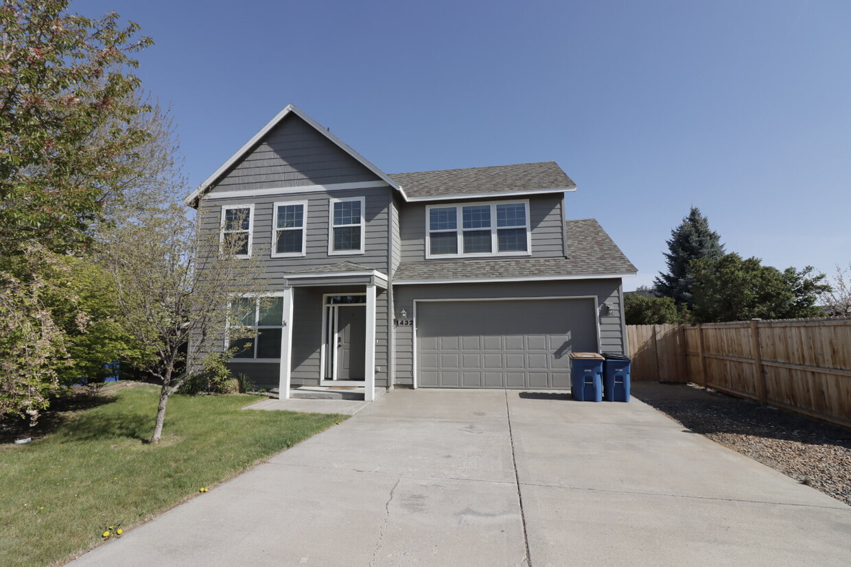 Primary Photo - Charming 3-Bedroom Home with Designer Touc...