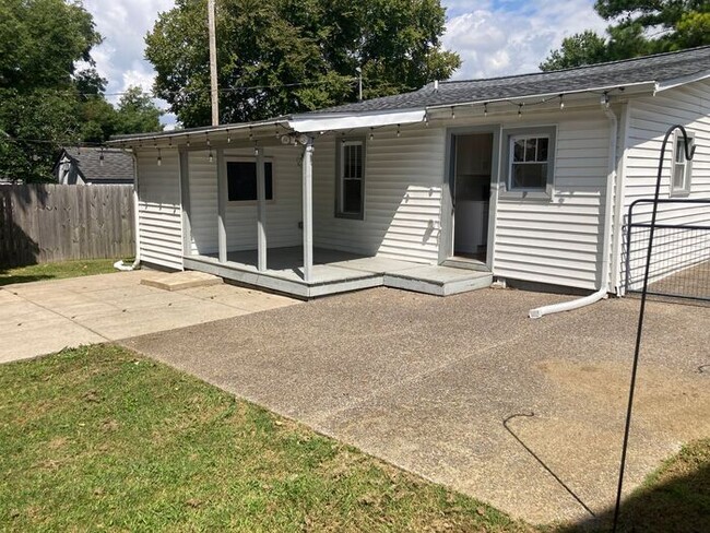 Building Photo - Remodeled Woodbine Cottage