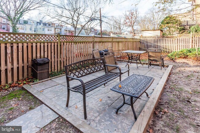 Foto del edificio - 3314 Mount Pleasant St NW