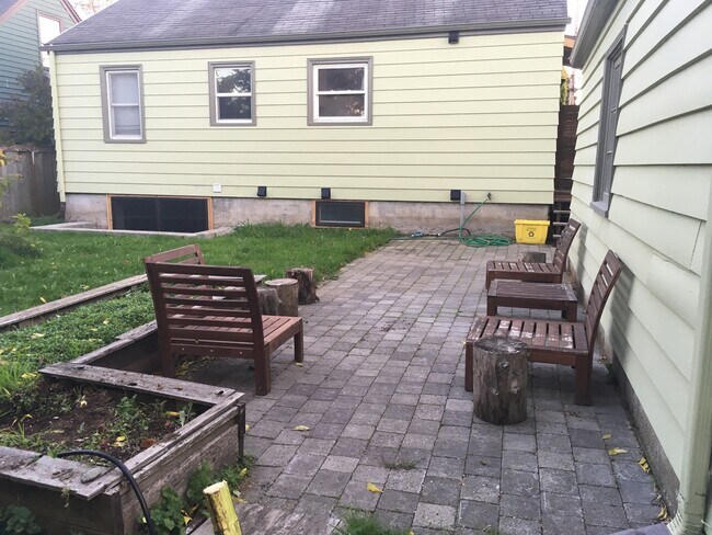 Acceso a un patio completamente cercado, entrada sin llave, - 1765 NE Holman St