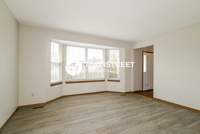 Building Photo - 4 Bedroom Pet-Friendly Home in Florissant, MO with Main Street Renewal