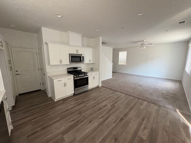 Building Photo - Two-story home in NW Visalia home Availabl...