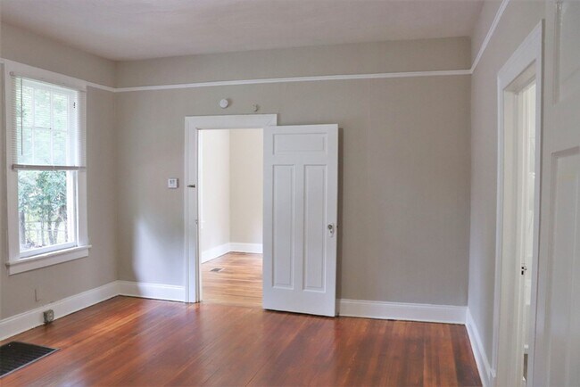 Foto del edificio - 1 BEDROOM , Duplex home, Boasting all the ...
