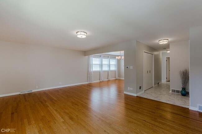 Building Photo - 6228 N Sacramento Ave