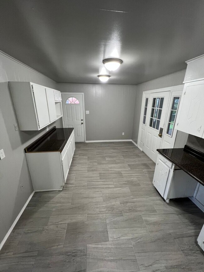Building Photo - Ready to go! Fully remodeled 3 bedroom, 1....