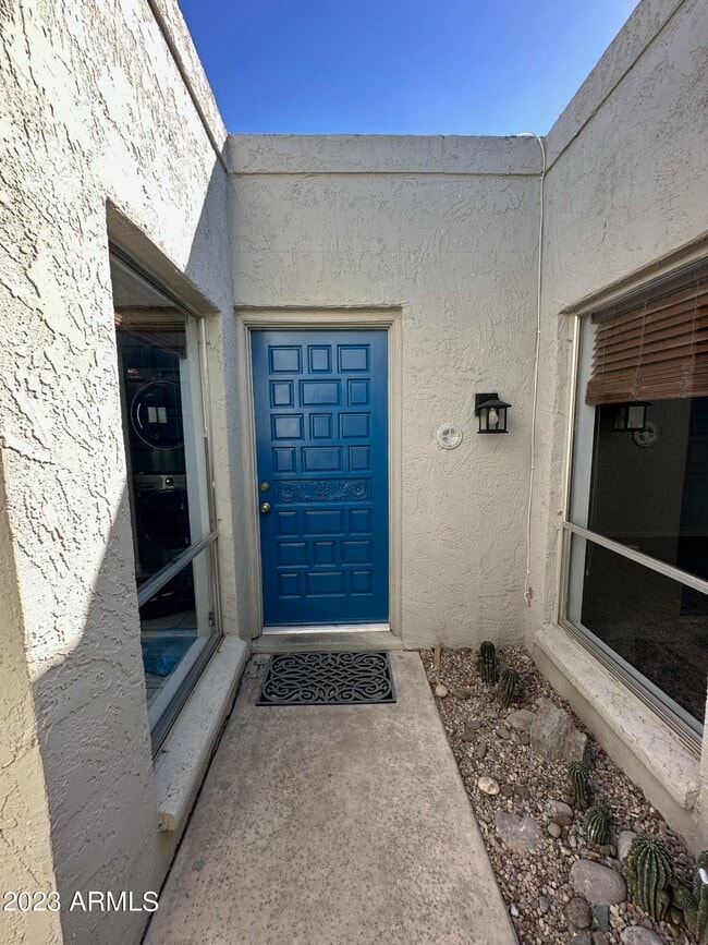 Building Photo - 821 E Orange Dr