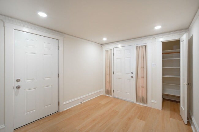 Building Photo - TOTAL REMODEL HUGE 3BR/3BA 1700sf w Garage...