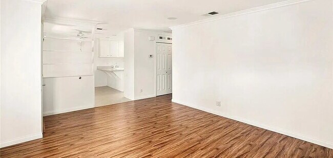 Foto del edificio - "Charming 1-Bedroom Retreat: Cozy 717 Sq Ft Haven in Sunny CA!"