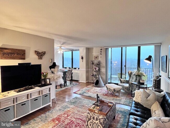 Foto del edificio - 600 Roosevelt Blvd