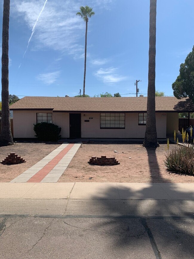 Building Photo - 1425 E Hudson Dr
