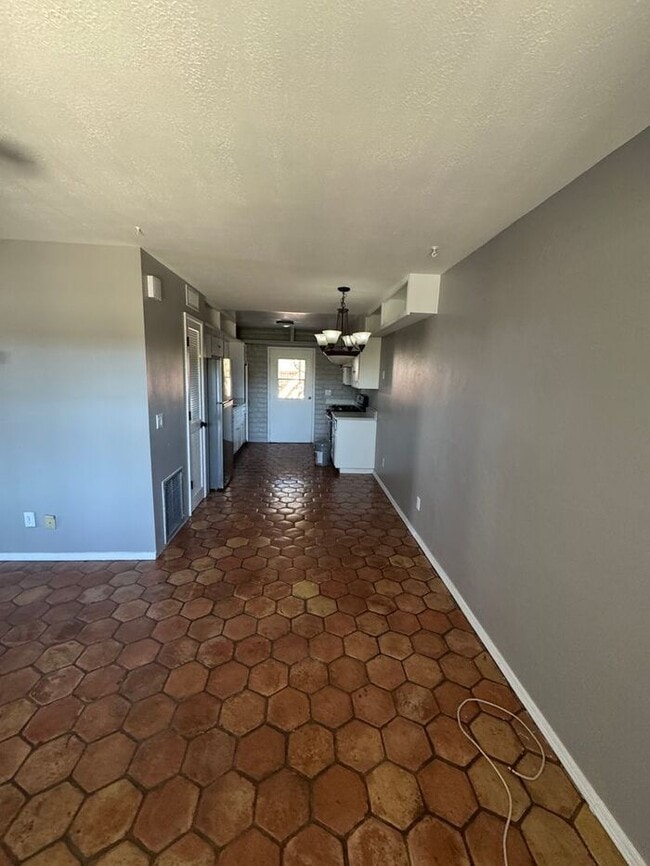 Building Photo - Charming 2 bedroom 1 bath