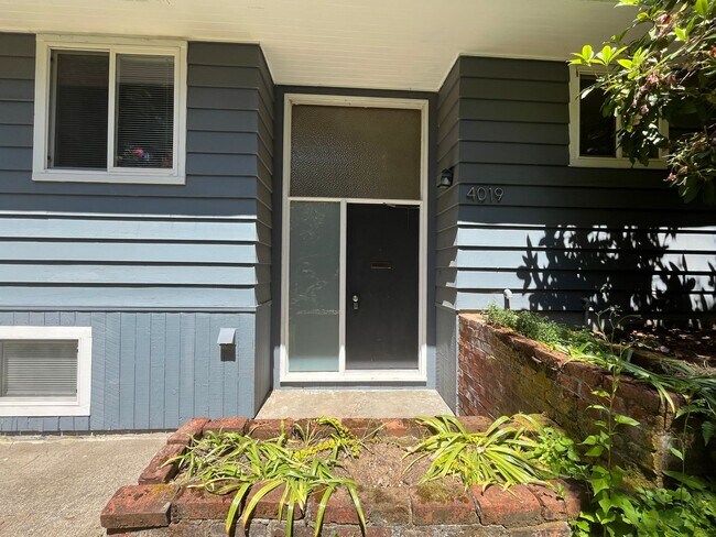 Building Photo - Beautifully Updated 4-Bedroom Home with Fr...