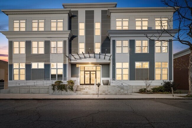 Building Photo - 351 Summer St