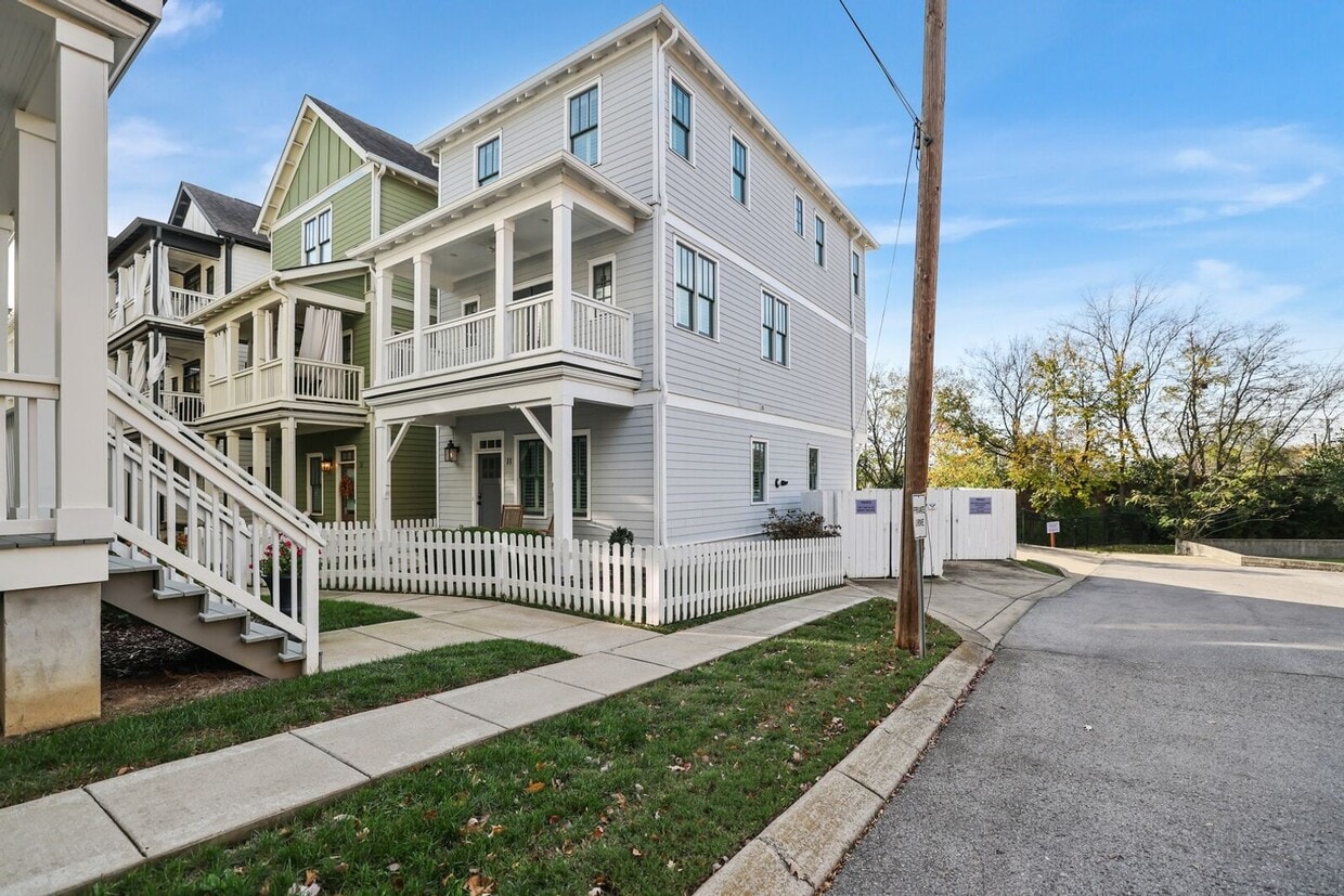 Beautiful 4BR/3.5BA Single Family Detached Home Steps From Vanderbilt University and Centennial Park - Beautiful 4BR/3.5BA Single Family Detached Home Steps From Vanderbilt University and Centennial Park