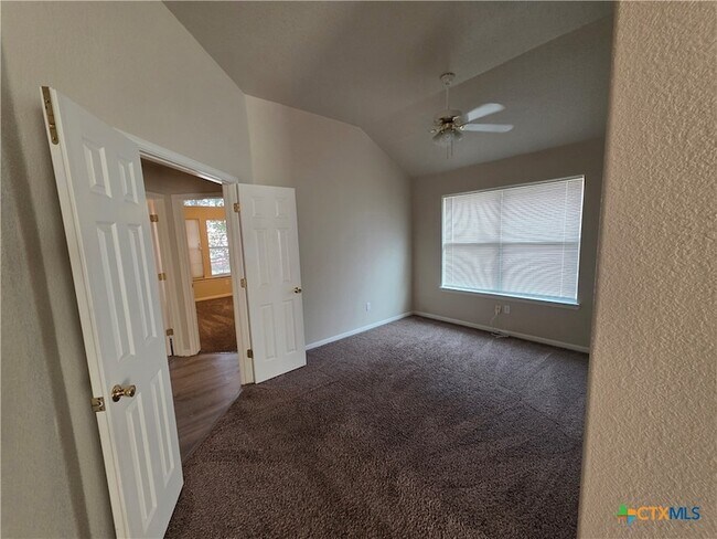 Foto del edificio - 322 Cedar Ridge Dr