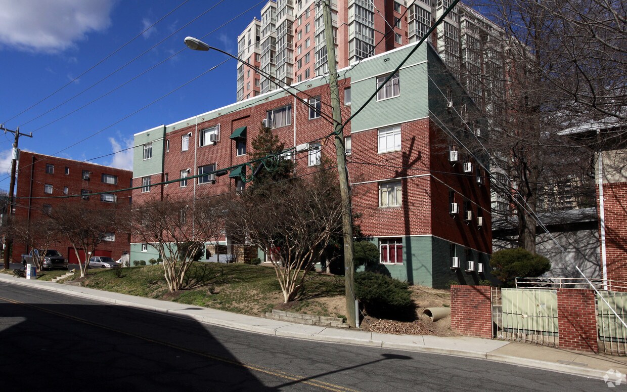 Building Photo - 1523 Fairfax Dr