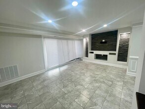 Building Photo - 6018 Westchester Park Dr