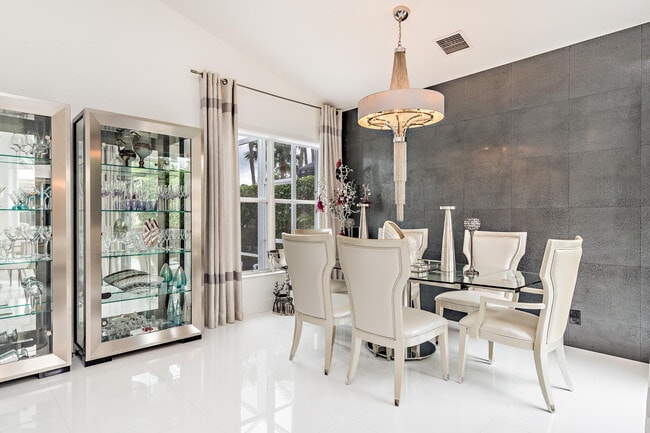 Foto del edificio - 8270 Spyglass Dr