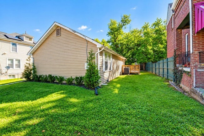 Building Photo - Bright & Comfortable Home in DC
