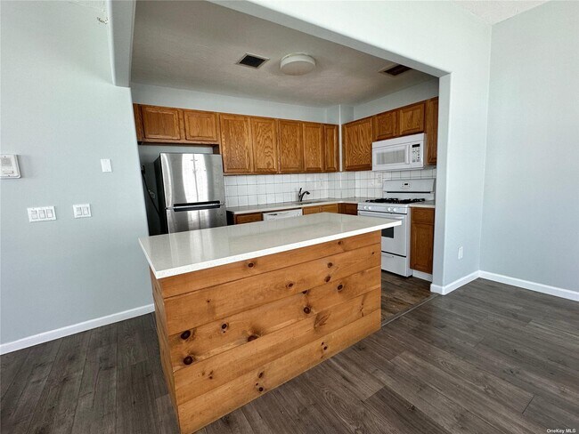 Building Photo - 205 Aquatic Pl