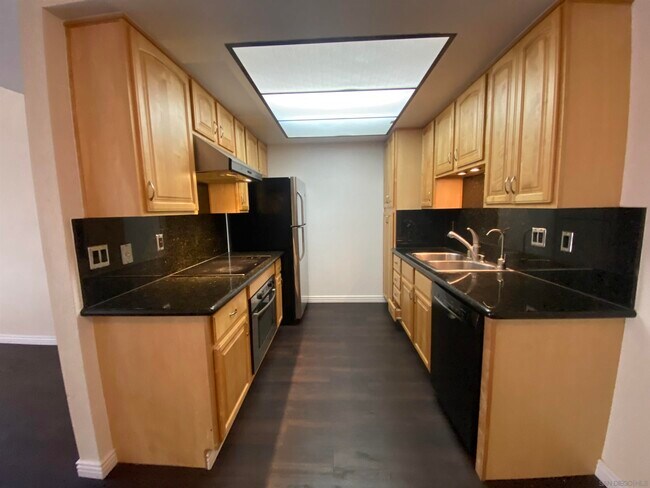 Foto del edificio - 10206 Black Mountain Rd