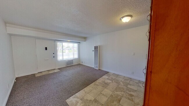 Building Photo - 1 Bedroom, 1 Bathroom House w/Garage!
