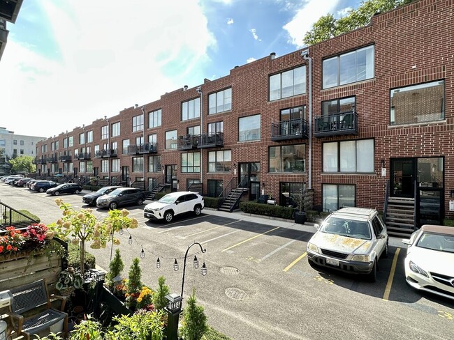 Building Photo - 853 W Grace St