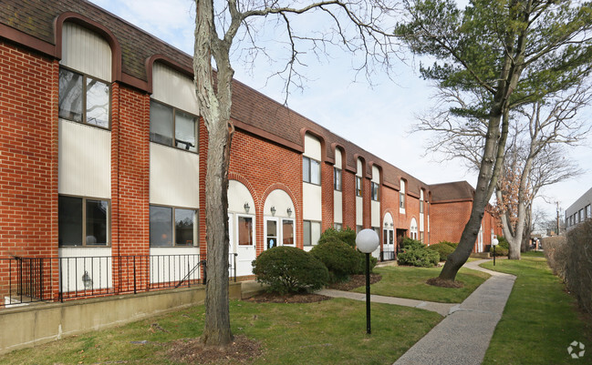 Cedarhurst en el patio - Cedarhurst Courtyard