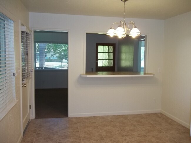 Foto del edificio - Updated home offering a nice floor plan an...