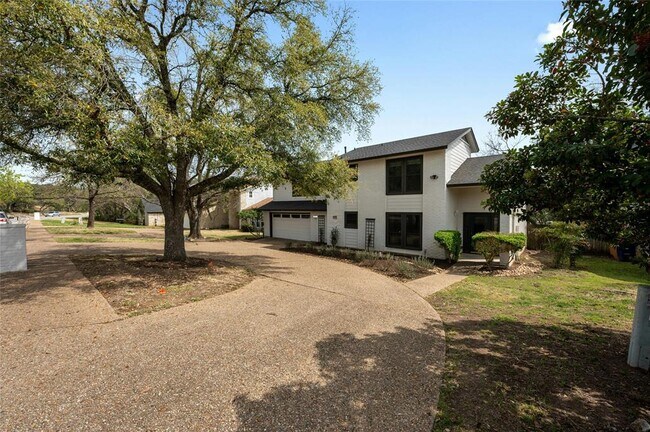 Building Photo - 1213 Lost Creek Blvd