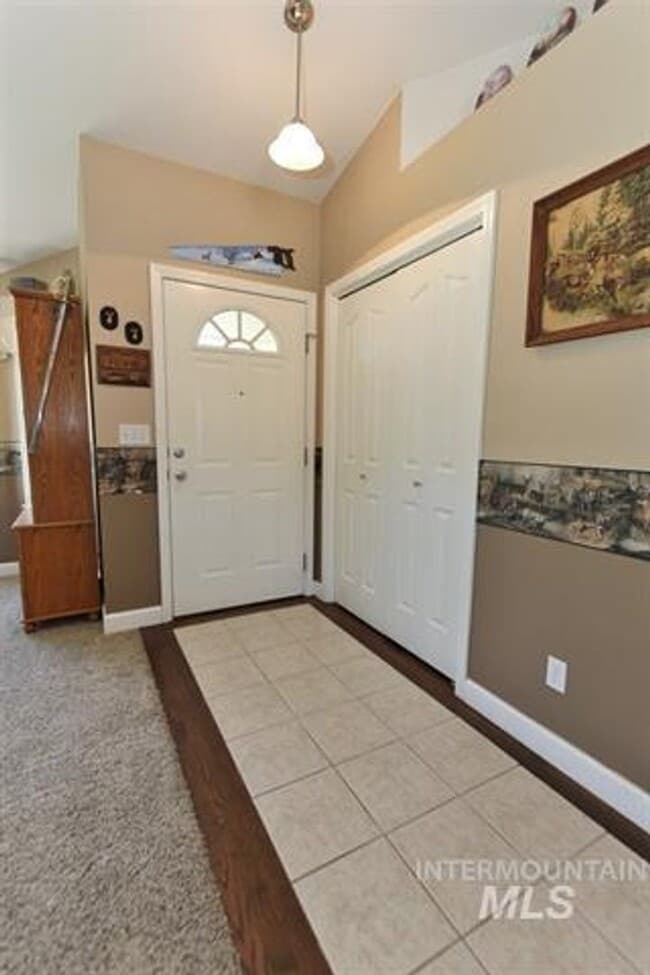 Building Photo - 3 Bedroom 2 Bath Home on 1/4 Acre Available 1/6/2026