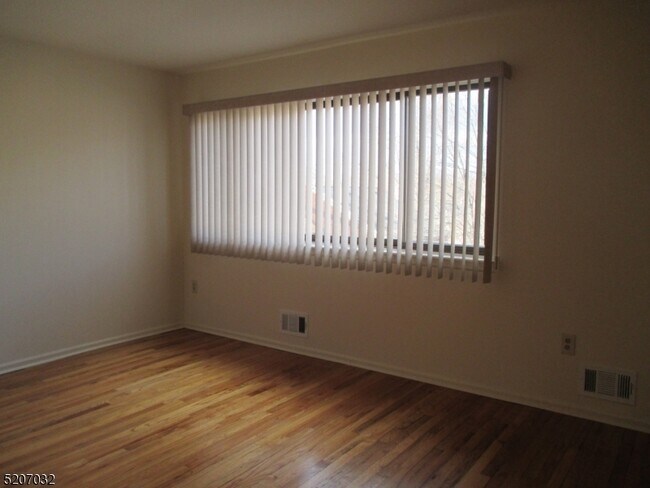 Foto del edificio - 181 Long Hill Rd