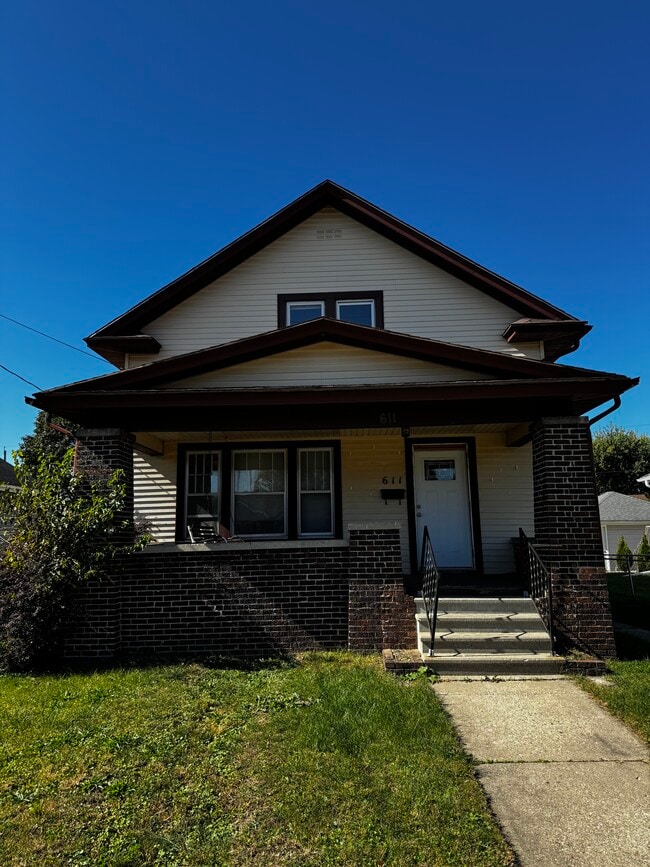 Building Photo - 611 N Palm St