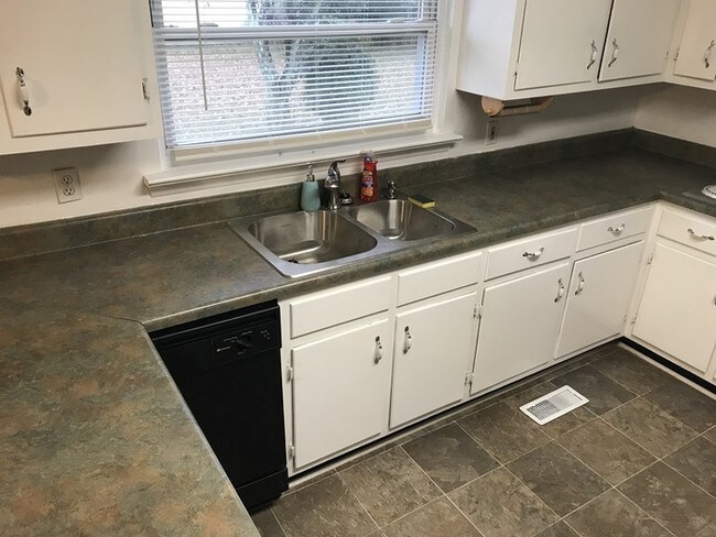 Building Photo - 3 bed/2 bath home