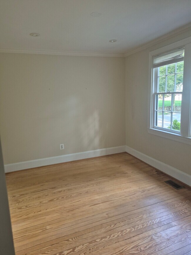 Foto del edificio - 9226 Fowler Ln