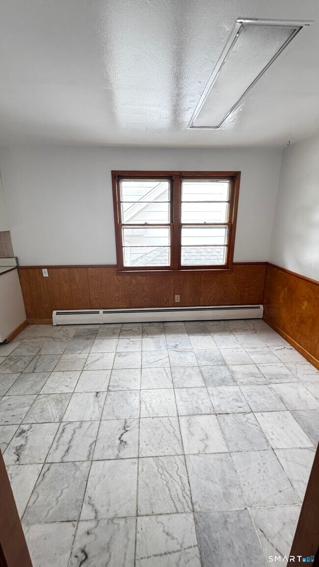 Building Photo - 156 Putnam Ave