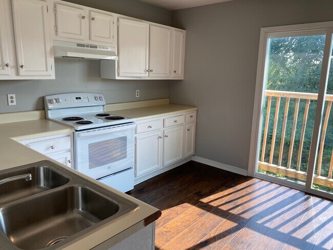 Building Photo - 289 Tinker Hill Cove