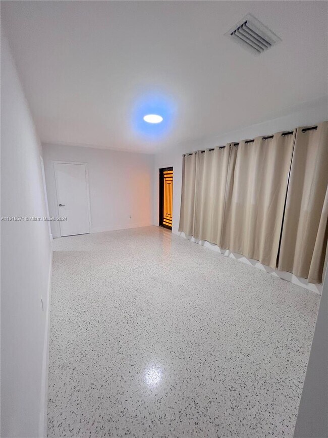 Foto del edificio - 1660 NE 125th St