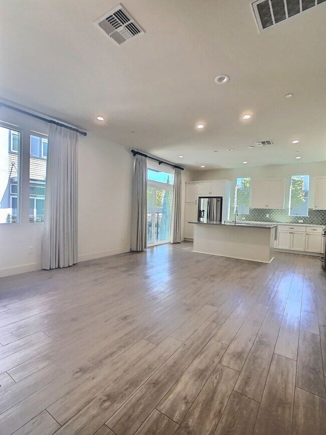 Foto del edificio - Bright 2 Bedroom Townhome in Downtown San Jose