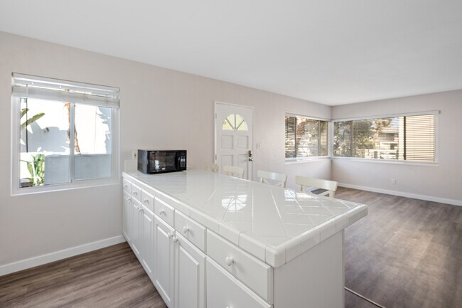 Building Photo - Newly Remodeled  Pacific Beach Condo Now A...