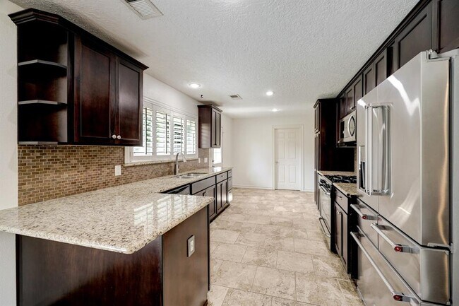 Building Photo - 9765 Oak Point Dr
