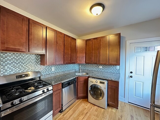 Building Photo - 3535 N Racine Ave