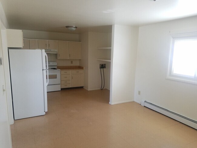 Building Photo - Large 3-Bedroom Townhome For Rent in Casper!