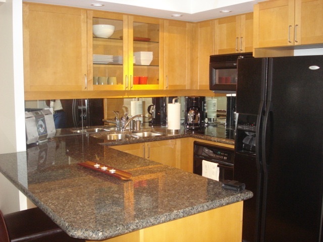 Building Photo - 140 Simcoe St