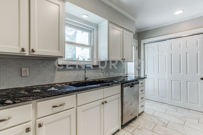 Building Photo - Renovated 2-Story 2/1.5/2 Duplex For Rent!