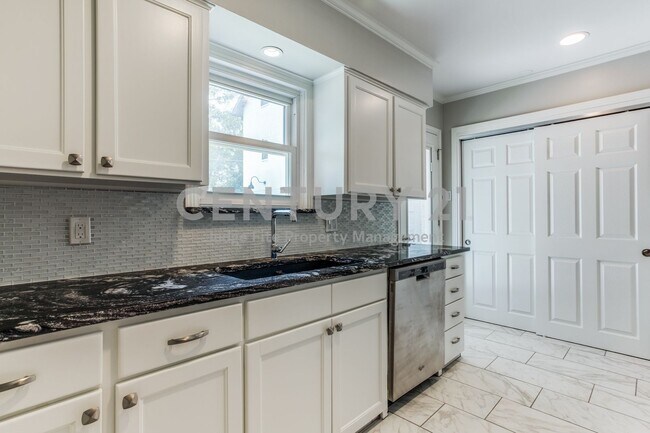 Foto del edificio - Renovated 2-Story 2/1.5/2 Duplex For Rent!