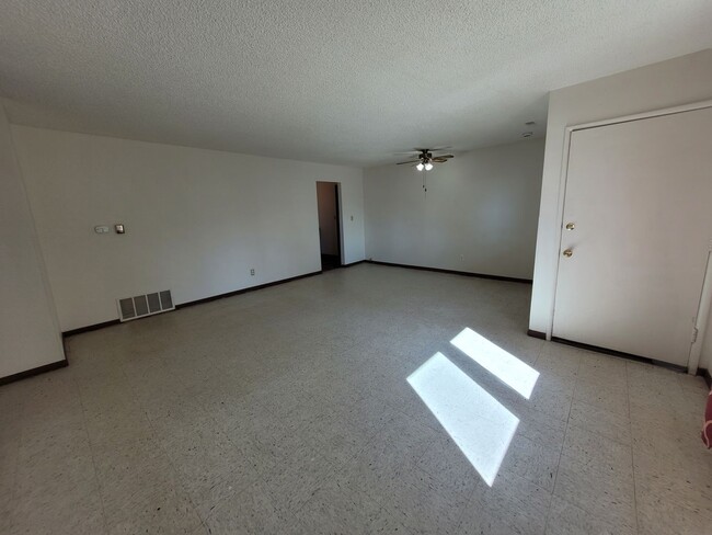 Building Photo - 815 Lindberg Ln